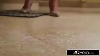 حركة إيلاج مزدوج صعبة مع عمة ناضجة في المطبخ