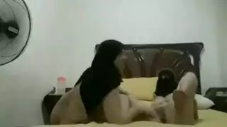 اختراق مزدوج: أم وابنة عربيتان تمتلئان