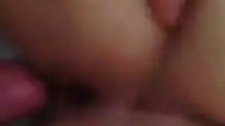 تمتص قضيبًا أسود ضخمًا بشراهة حتى تبلغ النشوة