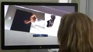 ام تقلع عشان صحاب ابنها يغتصبوها و ابنها يشاهدها