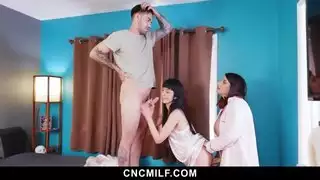 تقليد عائلي: زوجة الأب تقدم فرجها لابن زوجها للاستخدام الحر