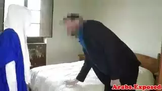 إكس إكس إكس عربي: محجبة تأخذ عدة زبابات في فمها وفرجها