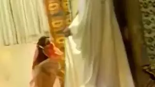 إيلاج مزدوج قاسي: فتاة عربية تأخذ قضيبين كبيرين