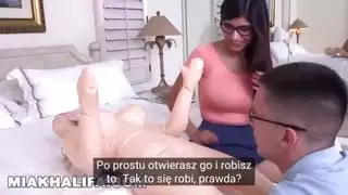 ملكة الإباحيات العربية ميا خليفة تدرب عذراء على الجنس السحاقي