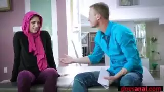 مراهق عربي يرتدي الحجاب يفضل ممارسة الجنس الشرجي للحفاظ على العذرية