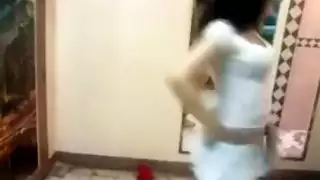 رقصة عربية إباحية لجميلة تنتهي بالقذف داخليًا