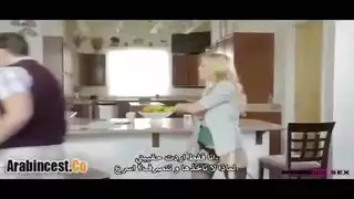 أم مثيرة تعلم صديق ابنها درساً في الفراش