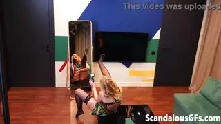 استمناء صريح: سيدة شقراء مثيرة تداعب فرجها الرطب الحليق حتى الذروة