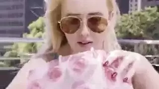 نساء جامعيات ناضجات يتناوبن على قضيب صلب