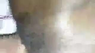 عاهرة صغيرة الحجم تمارس وضعية الكلب على الشرفة