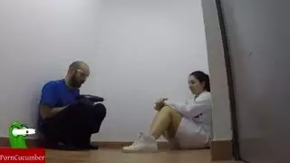 عامل الصيانة يلعق كس الممرضة المبلل قبل أن ينيكها بقوة
