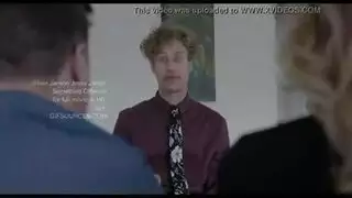 جيليان يانسون تئن بينما يمط القضيب الأسود كسها المشعر