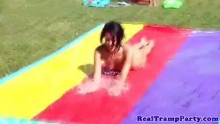 ضرب على الرصيف والقذف: إفراغ في العلن