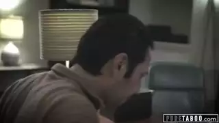 لقاء مدرسي محظور: رجل بالغ ومراهقة راغبة في أوج الشهوة