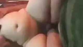 بيختصبها و هي واقفه من ورا