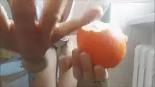 مشهد إباحي: عرض تبويل الأم على قاعدة المرحاض