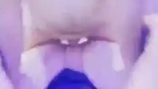 عاهرة عراقية تُنك في كسها المبلول بقضيب عربي كبير