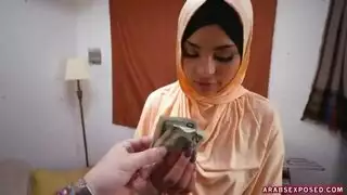 شريط جنس عربي ملتهب: محجبة تأخذ قضيباً قاسياً