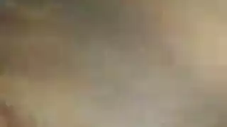 جسد أسود نحيل في حالة شهوة جلسة استمناء جولي بالحزام